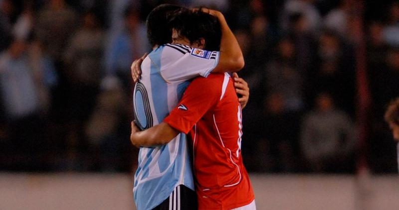 Matías Fernández y Juan Román Riquelme - Créditos: Archivo