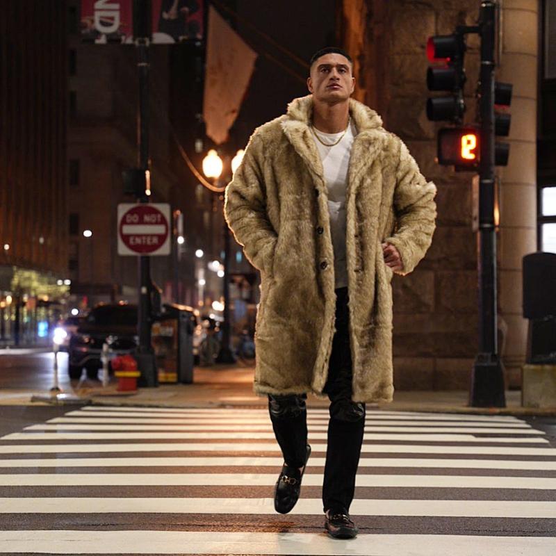 Sammis Reyes dejó la NFL y ahora la rompe como modelo. / Foto: @sammisreyes