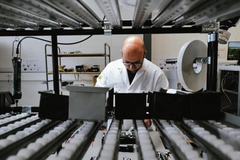 AFP Referencial - Científicos trabajando baterías de litio