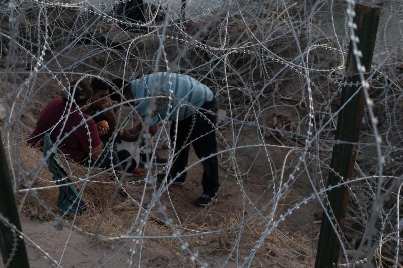 AFP - Familia hondureña de migrantes cruzó el Río Grande.