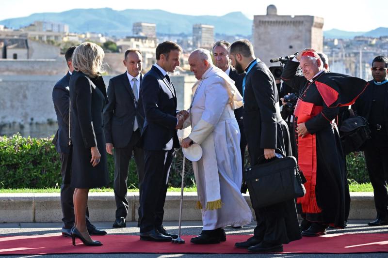 Presidente Macron saluda al Papa Francisco en su llegada a Marsella