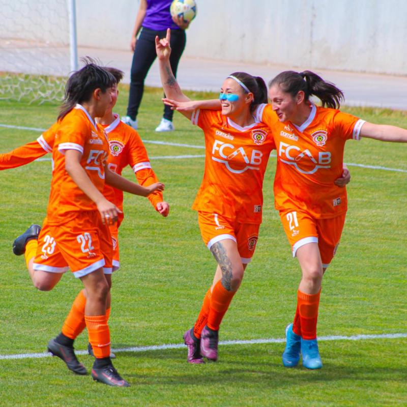 Evelyn Carlos (tercera de izquierda a derecha) fue la goleadora de Cobreloa en el Ascenso. Imagen: Instagram.