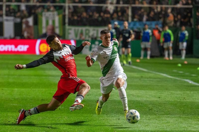 Gerónimo Rivera, la nueva figura de Banfield y el fútbol argentino que puede jugar por la Roja - Créditos: Instagram @cab_oficial
