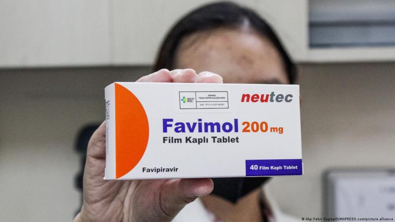 Deutsche Welle - Un medicamento con extraños efectos secundarios: Los ojos de un bebé de 6 meses cambiaron de color tras recibir el tratamiento antiviral Favipiravir para tratar la COVID-19. Lo que originalmente eran unos ojos marrones se transformaron temporalmente en un tono azul índigo tras el tratamiento. Se trata de un caso inusual, pero no es la primera vez que los médicos detectan este extraño fenómeno. Extraño fenómeno El Favipiravir fue inicialmente desarrollado para tratar enfermedades como la influenza y el Ébola. Su mecanismo actúa inhibiendo la replicación de virus que se basan en ARN, como el SARS-CoV-2. Aprobado en 2020 por China para tratar la COVID-19, su uso se ha extendido a otros países, incluyendo India, Japón y Tailandia. Pero más allá de su eficacia contra el virus, la decoloración ocular es lo que más ha llamado la atención. En 2021, se reportó un incidente similar donde un hombre de 20 años experimentó un cambio en el color de sus córneas a azul después de consumir Favipiravir. Otro individuo demostró que sus ojos brillaban de forma fluorescente bajo la luz ultravioleta después de su tratamiento. El caso del bebé tailandés, documentado en la revista Frontiers in Pediatrics, detalla que tras un diagnóstico positivo de COVID-19 y recibir Favipiravir, sus ojos marrones oscuros brillaron azules a la luz del sol apenas 18 horas después del inicio del tratamiento. Aunque el niño solo tomó el medicamento durante tres días y el color volvió a la normalidad cinco días después de suspender el medicamento, este fenómeno ha generado interrogantes en la comunidad médica.