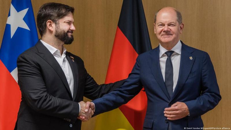 El presidente de Chile junto a Olaf Scholz, canciller de Alemania - Imagen: Geert Vanden Wijngaert/AP/picture alliance