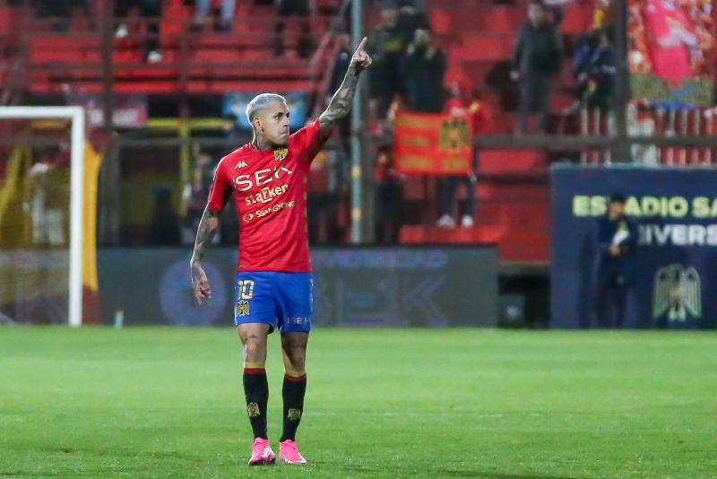 Rodrigo Piñeiro se lanzó con todo conta el arbitraje tras empate ante la UC. / Agencia Uno