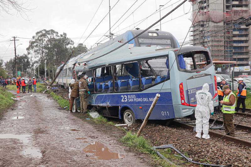 Agencia Uno - Choque de biotren con bus en San Pedro de la Paz