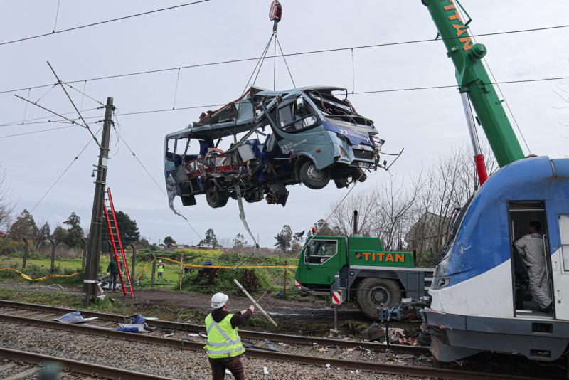 Agencia Uno - Choque de bus con BioTren en San Pedro de la Paz