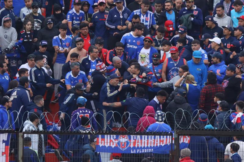 Los hinchas de la U terminaron a los combos en el Superclásico - Créditos: Agencia UNO