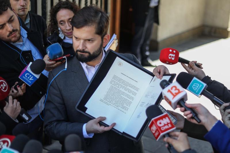 Agencia Uno - Presidente Boric muestra firma de compromiso por conmemoración de los 50 años del 11 de septiembre