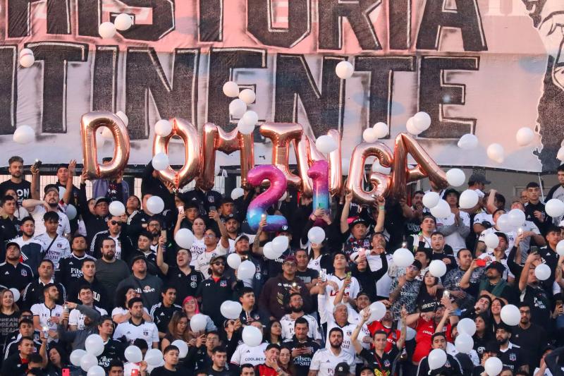 El homenaje de los hinchas de Colo Colo por la muerte de la hija de Erick Wiemberg - Crédito: Agencia UNO