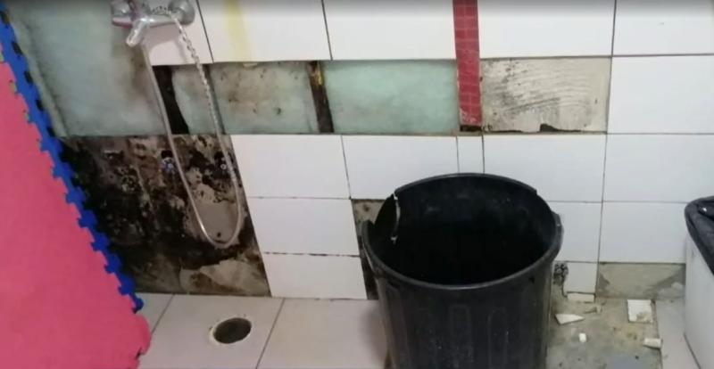 T13 - El baño en el hogar de ancianos de San Miguel.