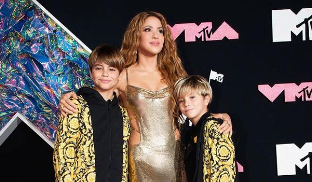 Shakira se presentó en los VMAs en compañía de sus dos hijos, Sasha y Milan.