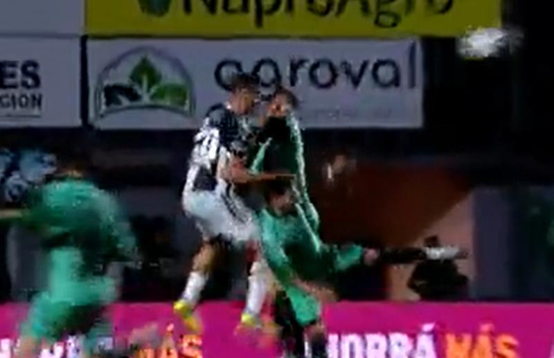 Juan Manuel Insaurralde, ex defensa de Colo Colo, perdió un diente en el fútbol argentino. Crédito: Captura.