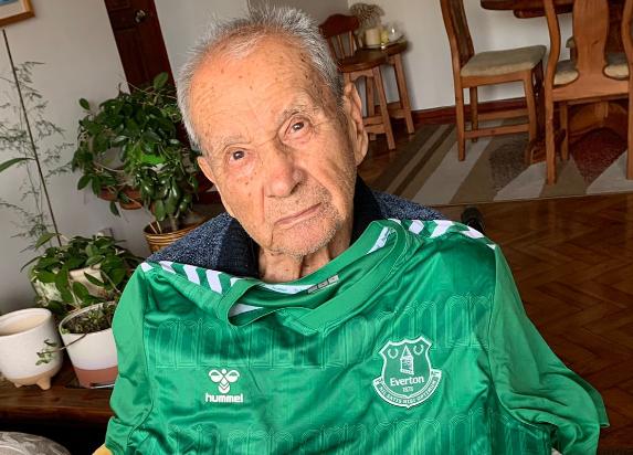 Carlos Espinoza, leyenda de Everton, recibió regalo de Jordan Pickford.