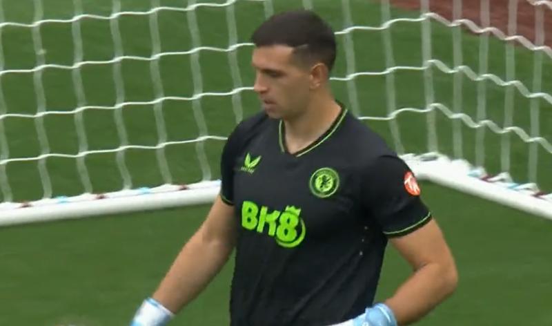 Dibu Martínez cometió grosero error en la Premier League. Crédito: Captura.