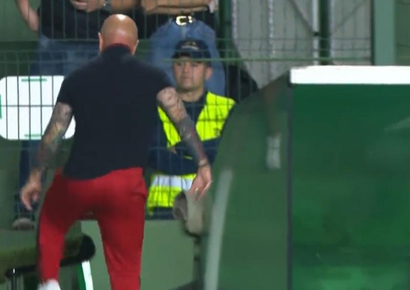 Jorge Sampaoli pateó un micrófono en empate de Flamengo ante Goiás. Crédito: Captura.