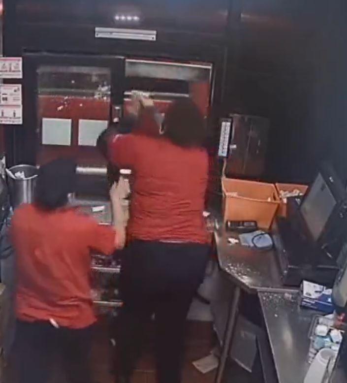 X @dailyloud - Empleada dispara a clientes tras reclamo por papas fritas