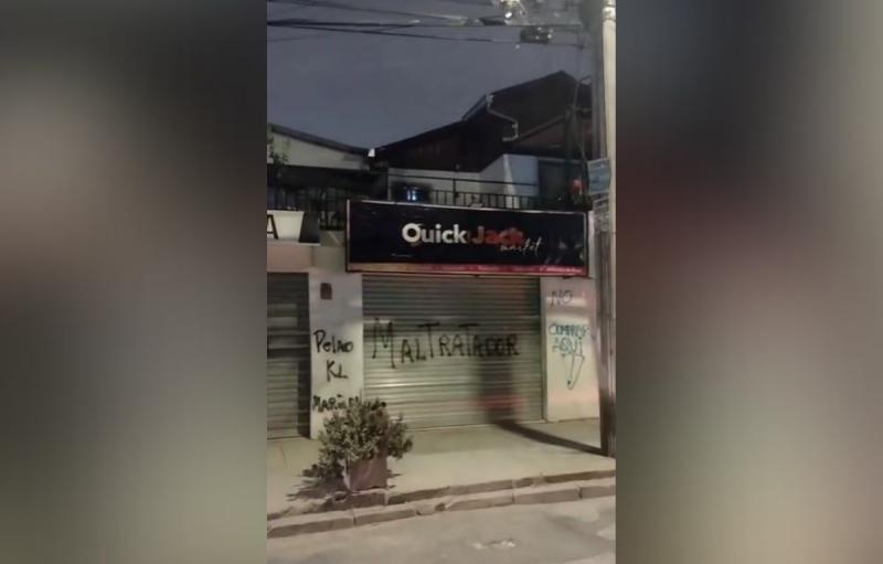 TikTok @alerta_newen24horas - Manifestantes por hombre que maltrató a perrito en Villa Alemana.