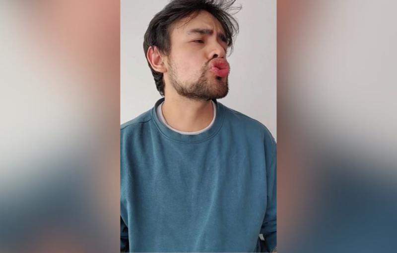 TikTok @michel.mex - Mexicano viral tras imitar particular gesto que se hace en Chile