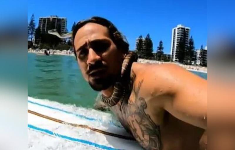 Captura El Mundo - Higor Fiuza surfeando con su pitón en Australia