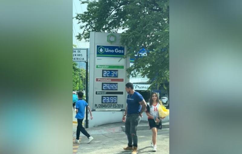 TikTok @checozar - Video viral de papá protector y su hija recibiendo flores amarillas