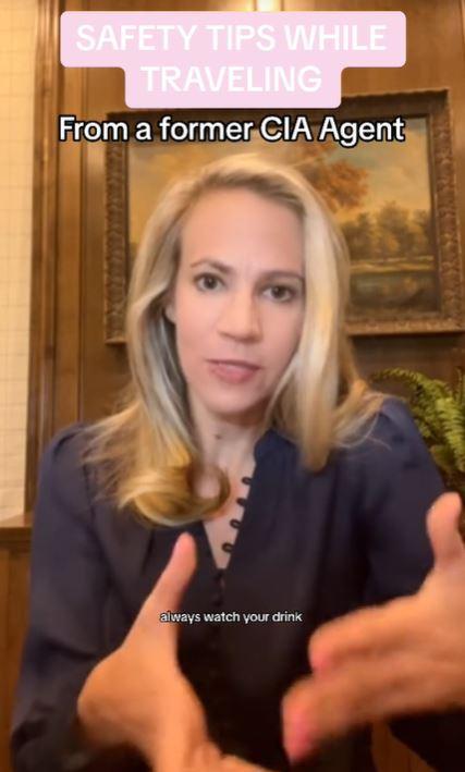 Captura TikTok @theunexpectedspy - Exagente de la CIA revela pisos más seguros de un hotel