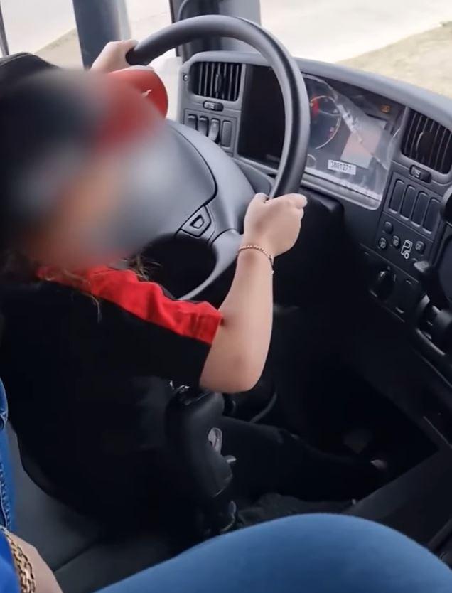 Captura - Niño manejando camión en Argentina