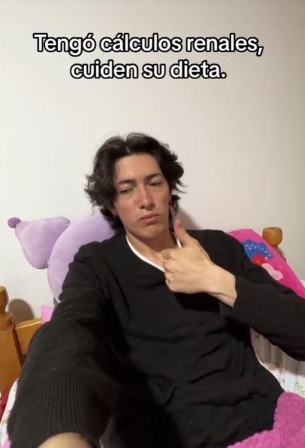 Captura TikTok @daveramirz - Joven llama a que sus seguidores tomen agua y cuiden su dieta