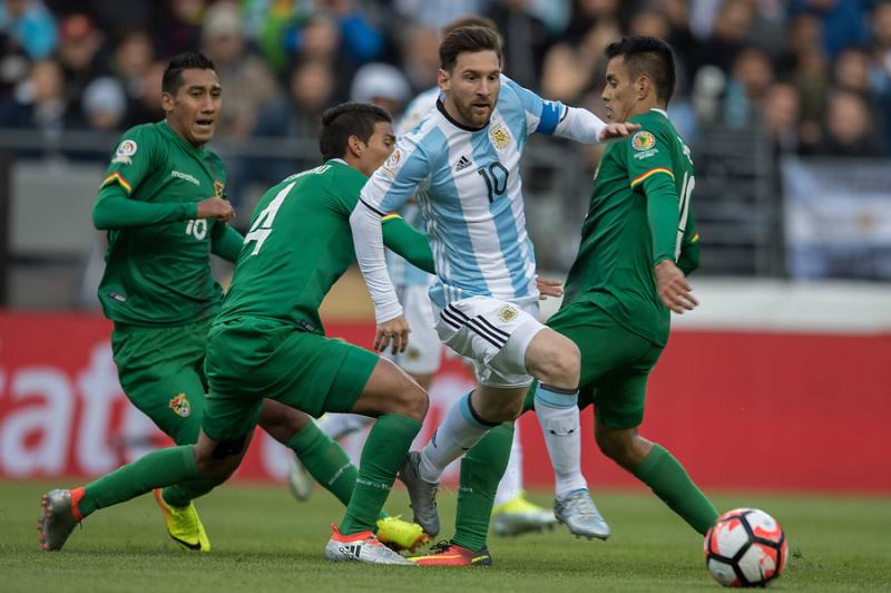 Argentina visita a Bolivia en el estadio Hernando Siles de La Paz. Imagen: Photosport.