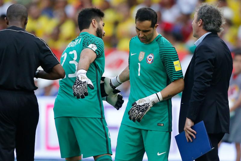 Johnny Herrera se refirió a la ausencia de Claudio Bravo en La Roja. Imagen: Photosport.