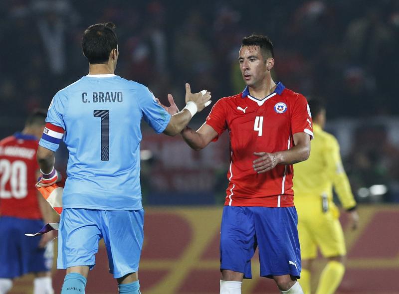 Claudio Bravo y Mauricio Isla vuelven en gloria y majestad a la Roja para la próxima fecha Eliminatoria. (Photosport)
