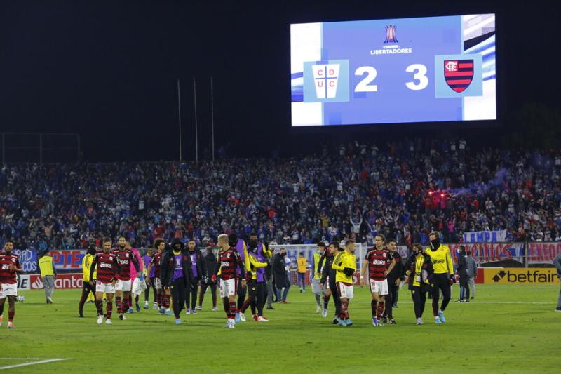 Los hinchas de Universidad Católica agredieron a los fanáticos de Flamengo. Imagen: Photosport.