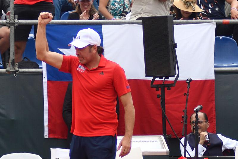 Nicolás Massú elogió el saque de Nico Jarry previo a la Copa Davis. Crédito: Photosport.