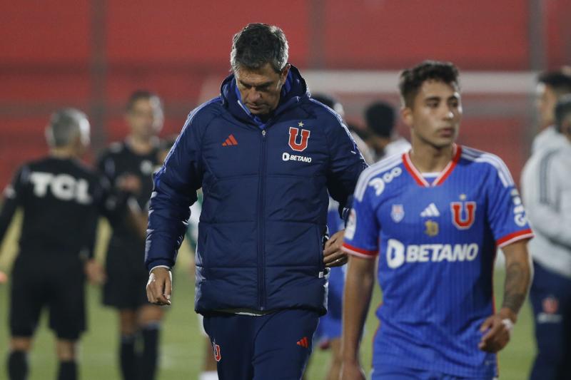 Revelan el tenso encuentro que tuvo Mauricio Pellegrino con el plantel de la U. / Photosport