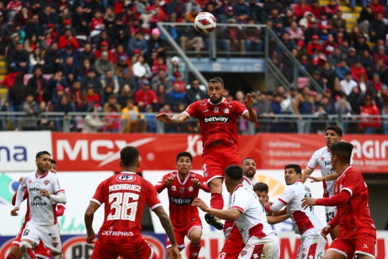 Ñublense y Unión La Calera finalizarán su contrato con las casas de apuestas. Imagen: Photosport.
