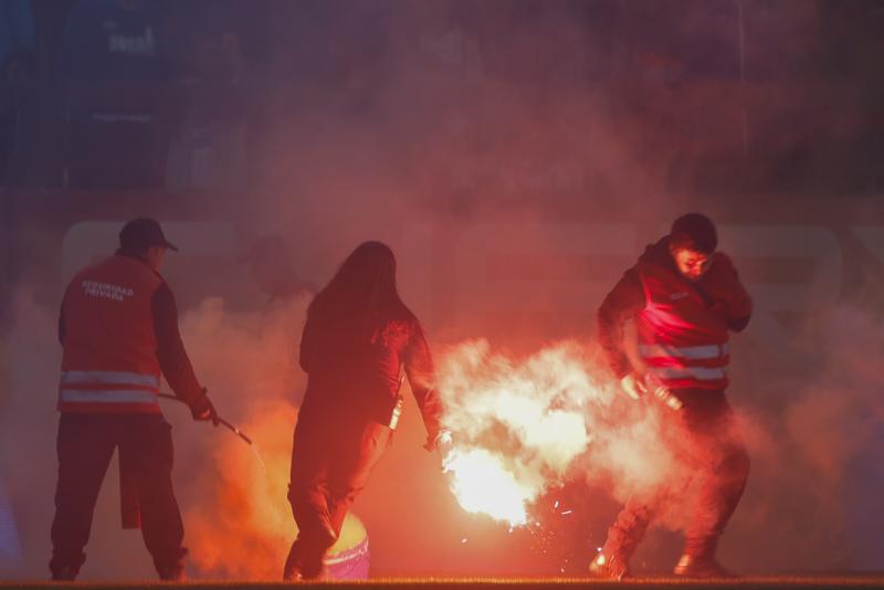 Los incidentes de los hinchas de la UC detuvieron el partido ante Ñublense cerca de 10 minutos - Créditos: Photosport