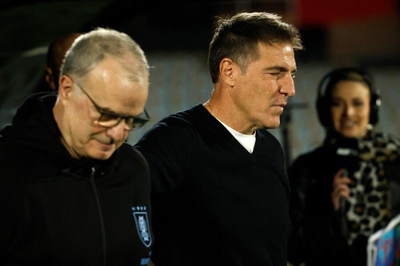 Marcelo Bielsa y Eduardo Berizzo se saludaron en la previa del partido. Imagen: Photosport.