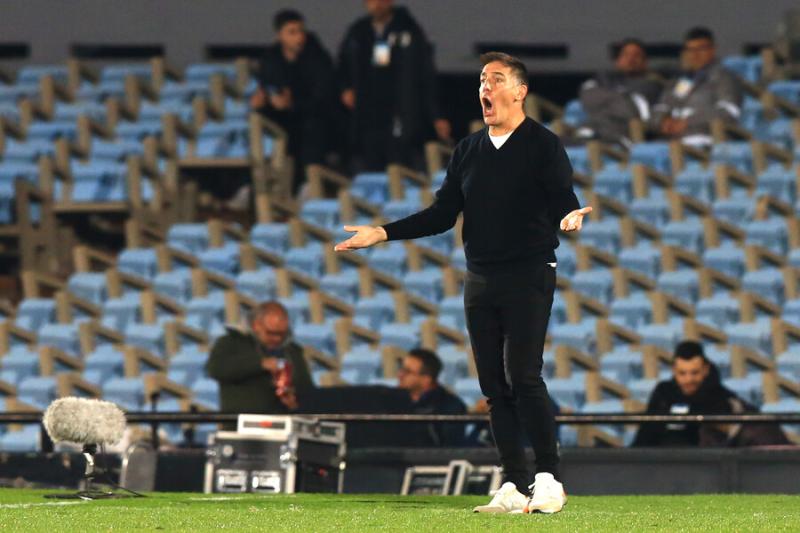 Eduardo Berizzo analizó la derrota ante Uruguay en el estadio Centenario. Imagen: Photosport.