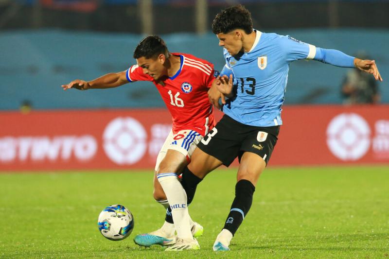 Nayel Mehssatou se lesionó y preocupa a La Roja. Crédito: Photosport.
