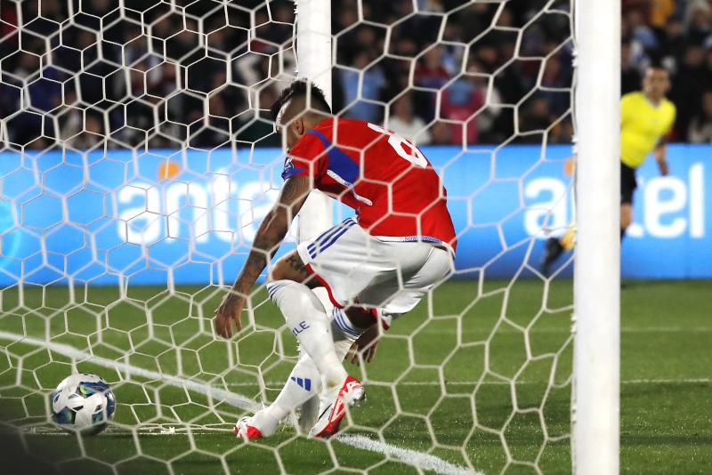 Arturo Vidal fue el jugador más relevante de la Roja ante Uruguay. / Photosport