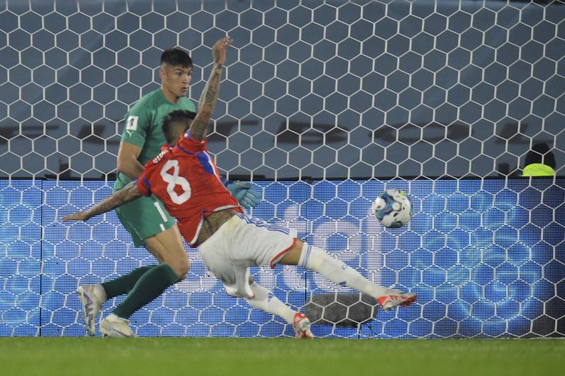 Juan Cristóbal Guarello aplaudió el partido de Arturo Vidal ante Uruguay. / Photosport