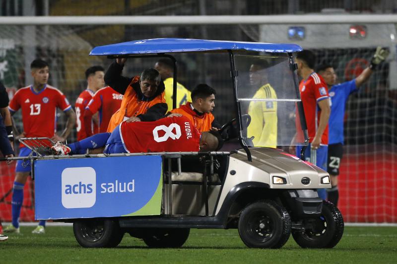 Arturo Vidal retirándose ante Colombia - Créditos: Photosport