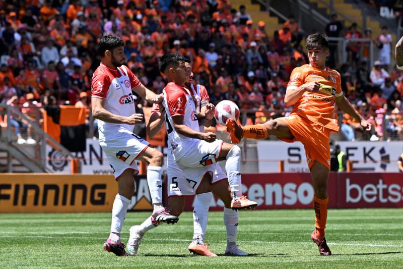 Bastián Tapia es una de las figuras de Cobreloa en la Primera B. Crédito: Photosport.