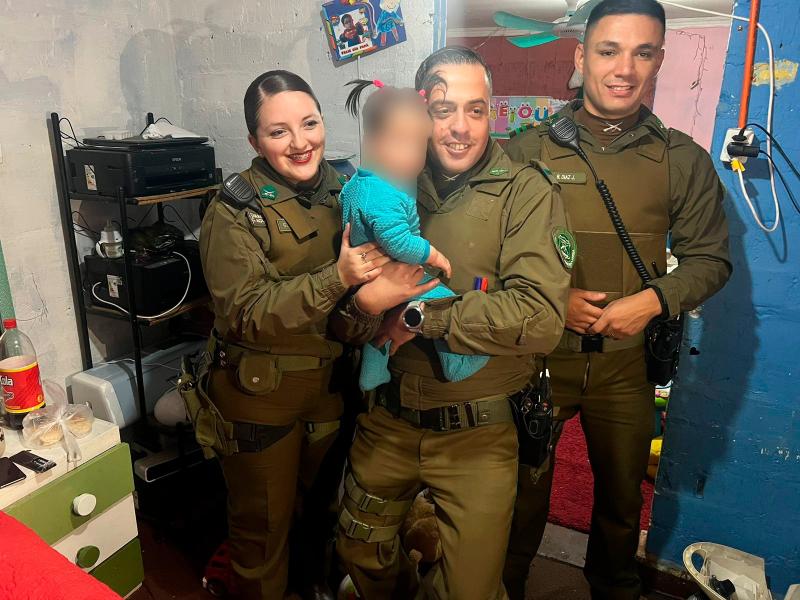 Carabineros le salva la vida a bebé de diez meses que se ahogaba: Usaron maniobra de Heimlich