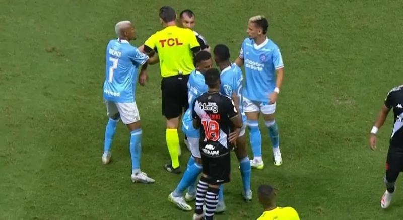 Gary Medel tuvo un minuto de furia en Brasil y le costó una amarilla que los deja fuera del próximo partido. / Foto: Captura