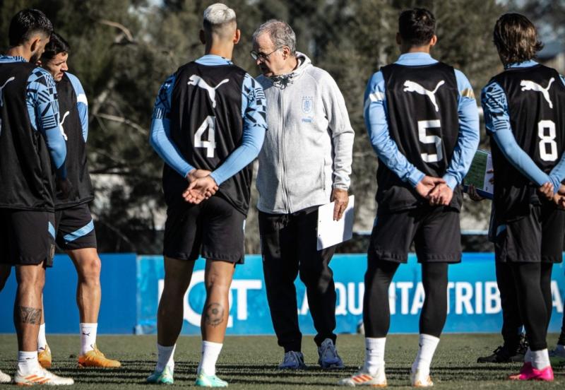 Marcelo Bielsa prepara el debut ante Chile en medio de un sin fin de polémicas. / Foto: @Uruguay