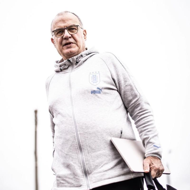 Marcelo Bielsa trabaja su primer once estelar en Uruguay - Crédito: AUF