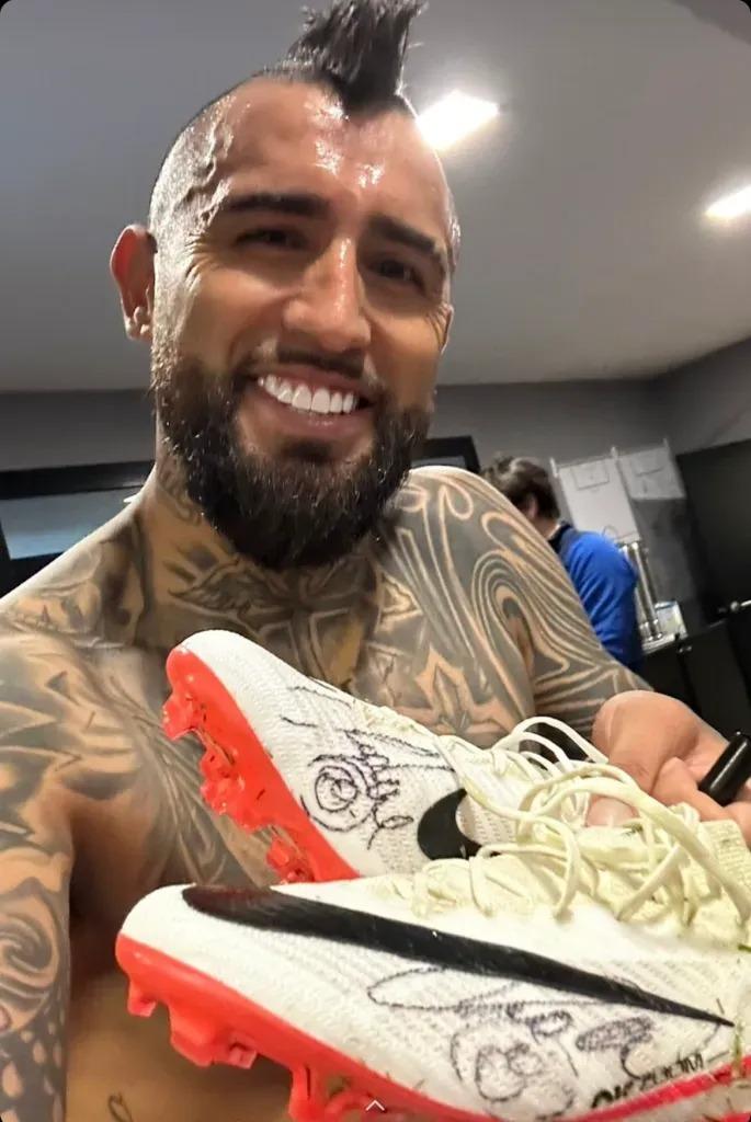 Arturo Vidal hizo feliz a un hincha pese a la derrota con Uruguay. / Foto: Instagram