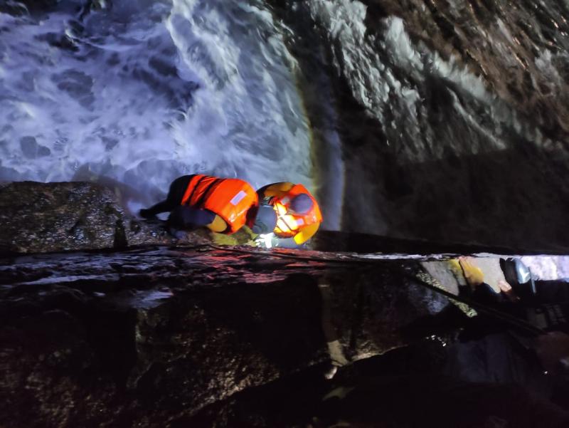 Cedida por Carabineros - Rescate de hombre que se lanzó al mar en Iquique para evitar detención